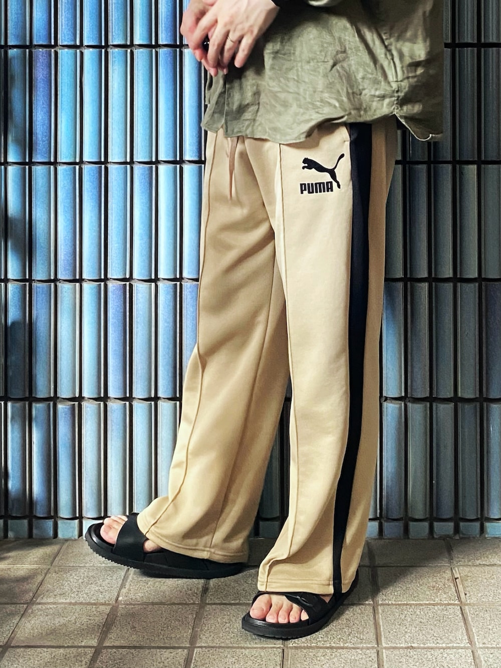 「アウトドアスタイル、秋っぽコーデ更新中、カーキ、PUMA、トラックパンツ、トラックパンツコーデ、リネンシャツ、秋服、大人コーデ、シャツスタイル、ユニクロ、ユニクロコーデ、オーバーサイズシャツ、sublime、ラインパンツ」｜「UNIQLOのプレミアムリネンスタンドカラーシャツ(長袖)（シャツ/ブラウス、グリーン系）」を使った、KEITA(ΦωΦ)さん（メンズ・182cm）の秋コーディネートの3枚目の写真