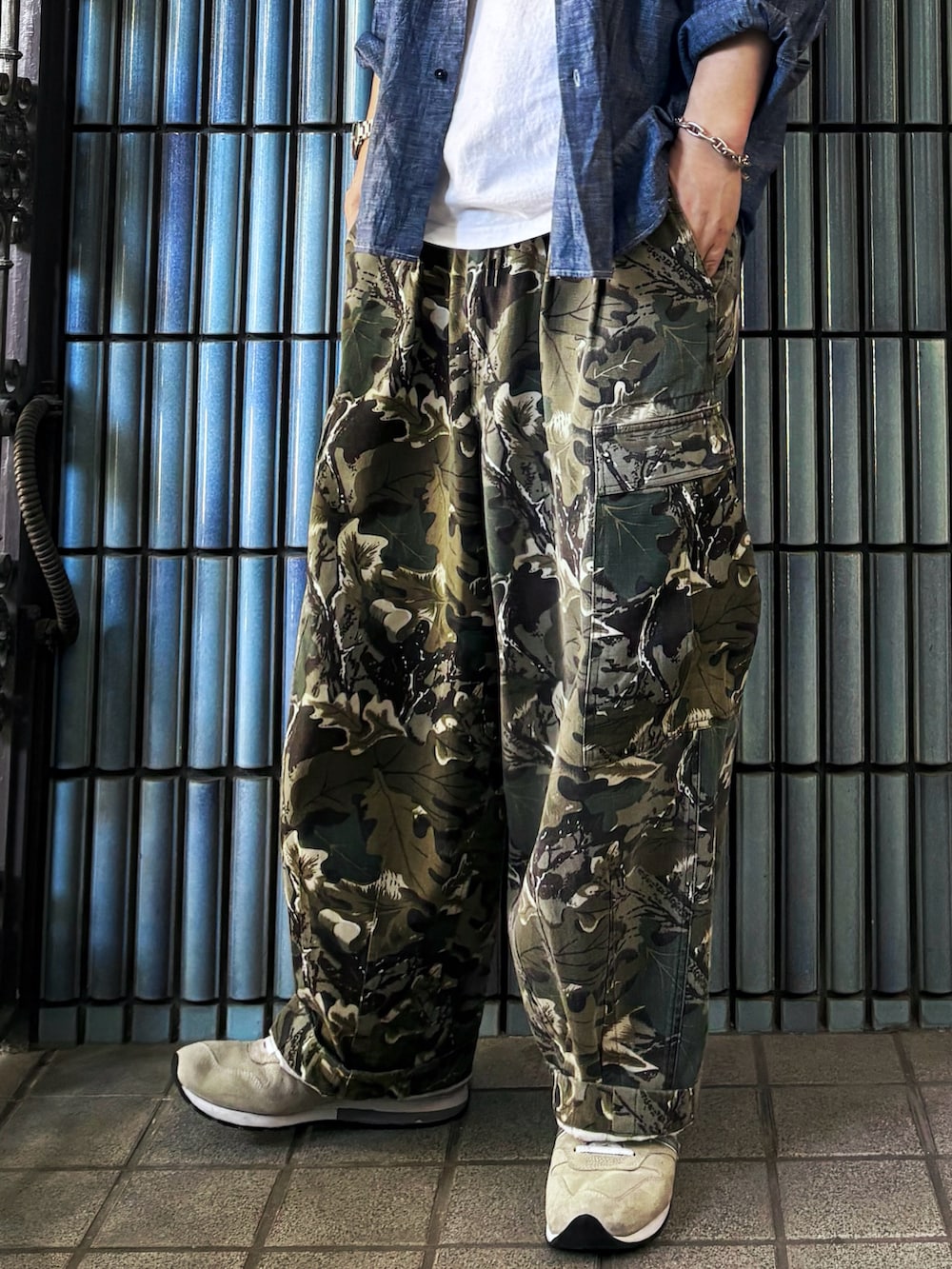 ブルー系のシャツ/ブラウス、ホワイト系のタンクトップ、グリーン系のカーゴパンツを着用したメンズの秋コーディネートの3枚目の写真