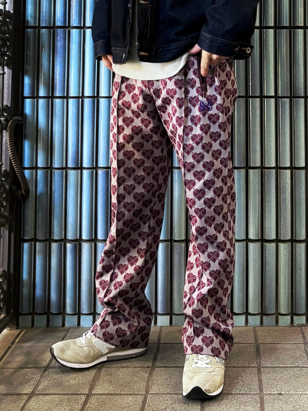 ブルー系のデニムジャケット、グレー系のスニーカー、ピンク系のその他パンツを着用したメンズの冬コーディネートの3枚目の写真