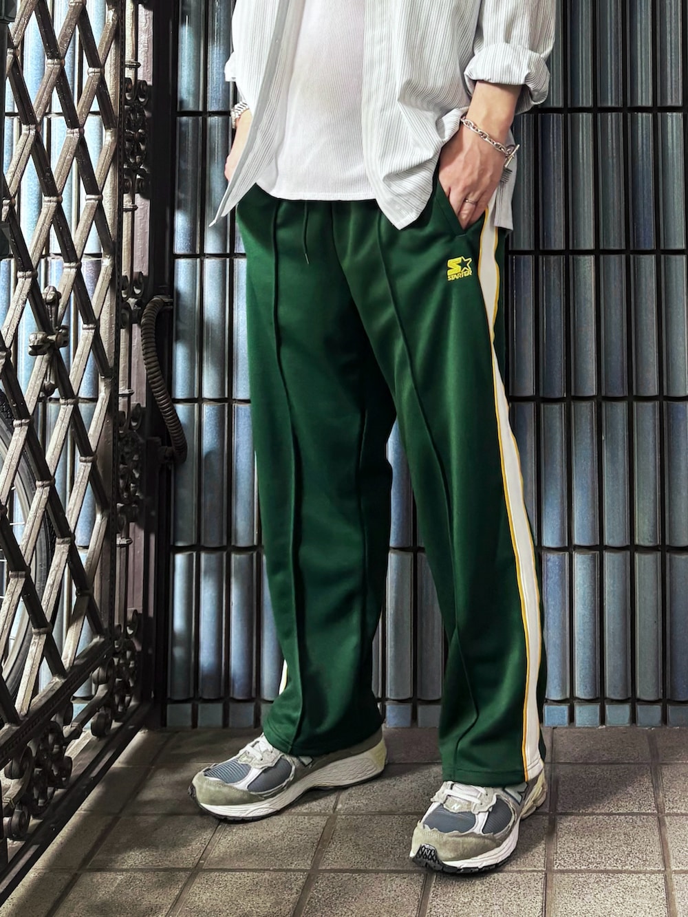 グレー系のシャツ/ブラウス、ホワイト系のタンクトップ、グリーン系のその他パンツを着用したメンズの夏コーディネートの3枚目の写真