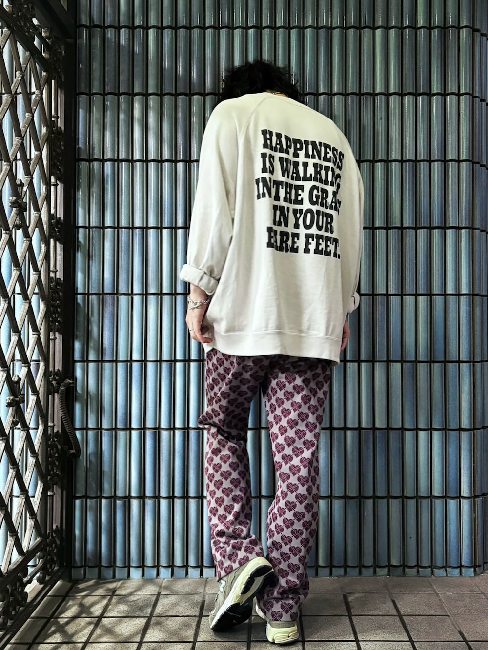 「アメカジ、スポーツミックス、白Tシャツ、スヌーピー、スヌーピーT、SNOOPY、ＳＮＯＯＰＹ、NEEDLES、needles トラックパンツ、ニードルス、ニードルストラックパンツ、ニードルズ、トラックパンツ、柄パンツ、スウェット」｜「UNIQLOのアイテム（スウェット、グレー系）」を使った、KEITA(ΦωΦ)さん（メンズ・182cm）の春コーディネートの4枚目の写真