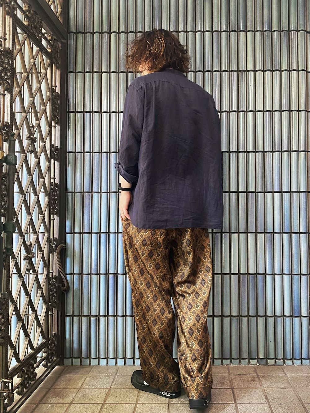 ブルー系のシャツ/ブラウス、ブラウン系のその他パンツ、ブラック系のスニーカーを着用したメンズの夏コーディネートの4枚目の写真