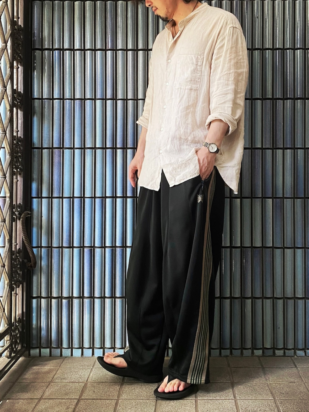「NEEDLES、needles トラックパンツ、ニードルズ、ニードルス、トラックパンツ、ヒザデルパンツ、ヒザデルトラック、白シャツ、oofos、ウーフォス、グリーン、グリーンコーデ、グリーンパンツ、緑パンツ、緑」｜「UNIQLOのプレミアムリネンスタンドカラーシャツ(長袖)（シャツ/ブラウス、ベージュ系）」を使った、KEITA(ΦωΦ)さん（メンズ・182cm）の秋コーディネートの4枚目の写真