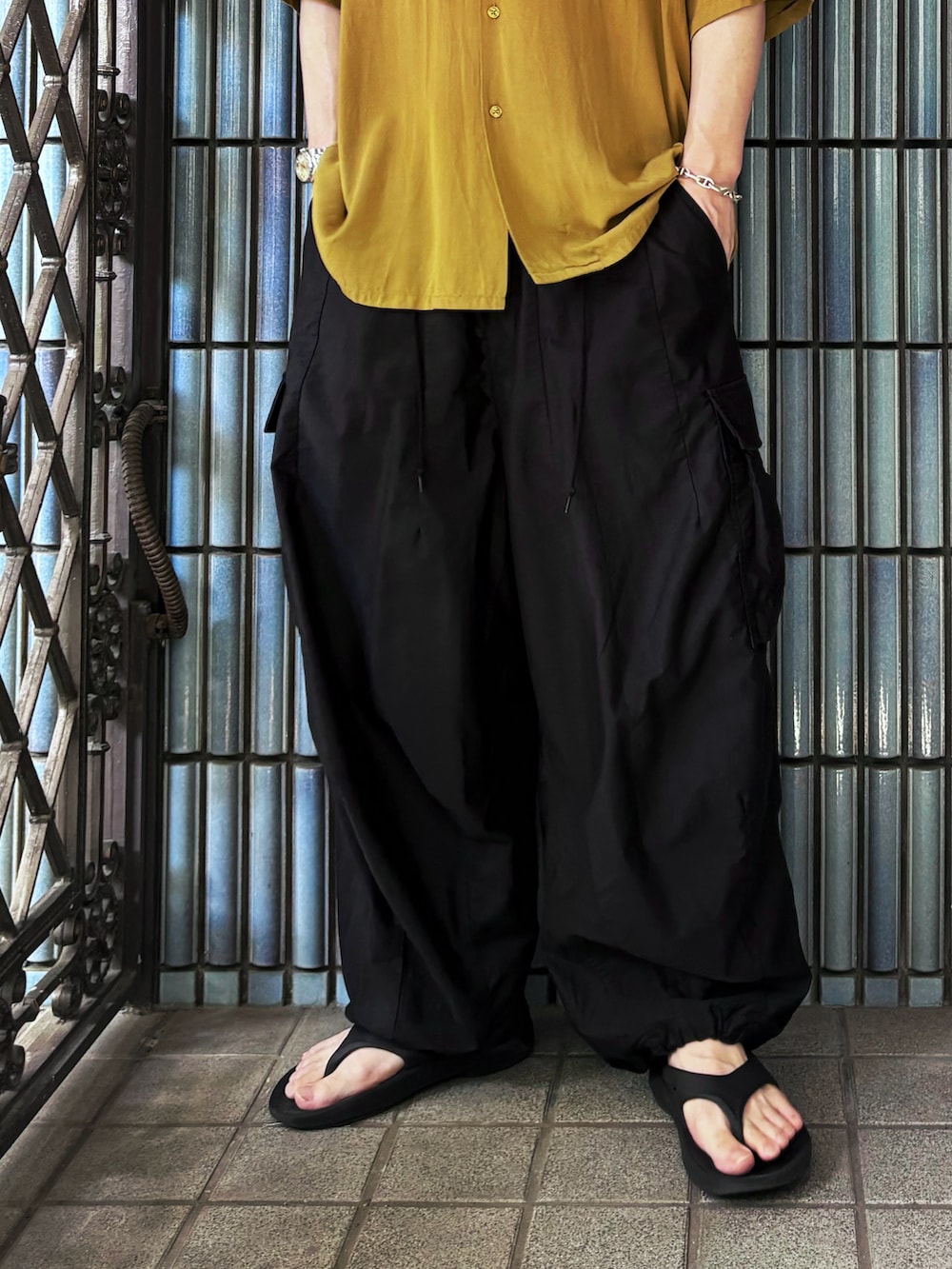 「ボーリングシャツ、スーベニアシャツ、ヒザデルパンツ、カーゴパンツ、カーゴパンツコーデ、スカシャツ、oofos、OOFOS、NEEDLES、ニードルス、ニードルズ、マスタード、アロハシャツ、アロハシャツコーデ、リカバリーサンダル」｜「FREAK'S STOREのFREAK'S STORE/フリークスストア VINTAGE ボーリングシャツ/オープンカラーシャツ（シャツ/ブラウス、イエロー系）」を使った、KEITA(ΦωΦ)さん（メンズ・182cm）の夏コーディネートの3枚目の写真