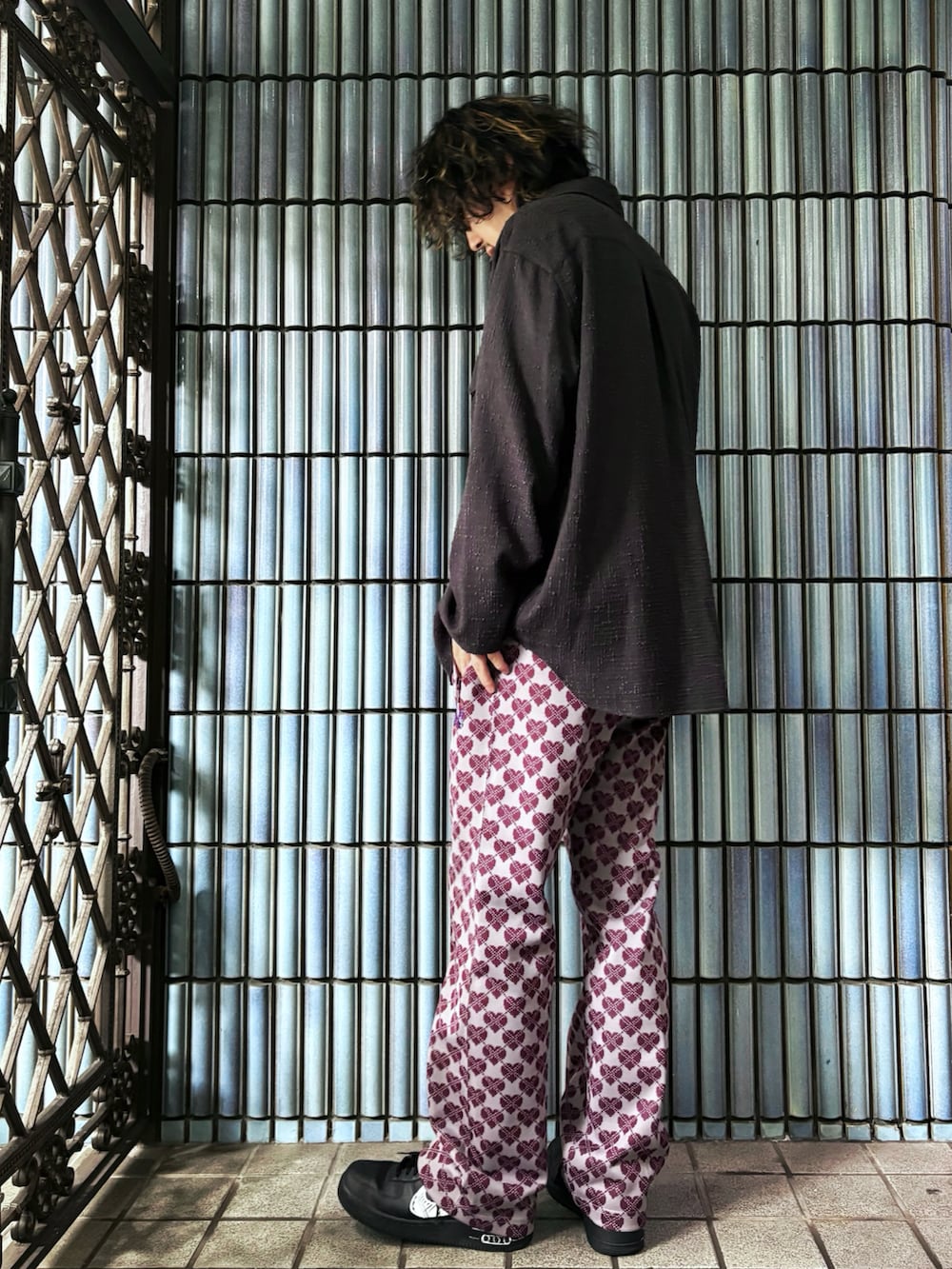 ブラック系のスニーカー、ブラック系のシャツ/ブラウス、その他のTシャツ/カットソーを着用したメンズの秋コーディネートの4枚目の写真