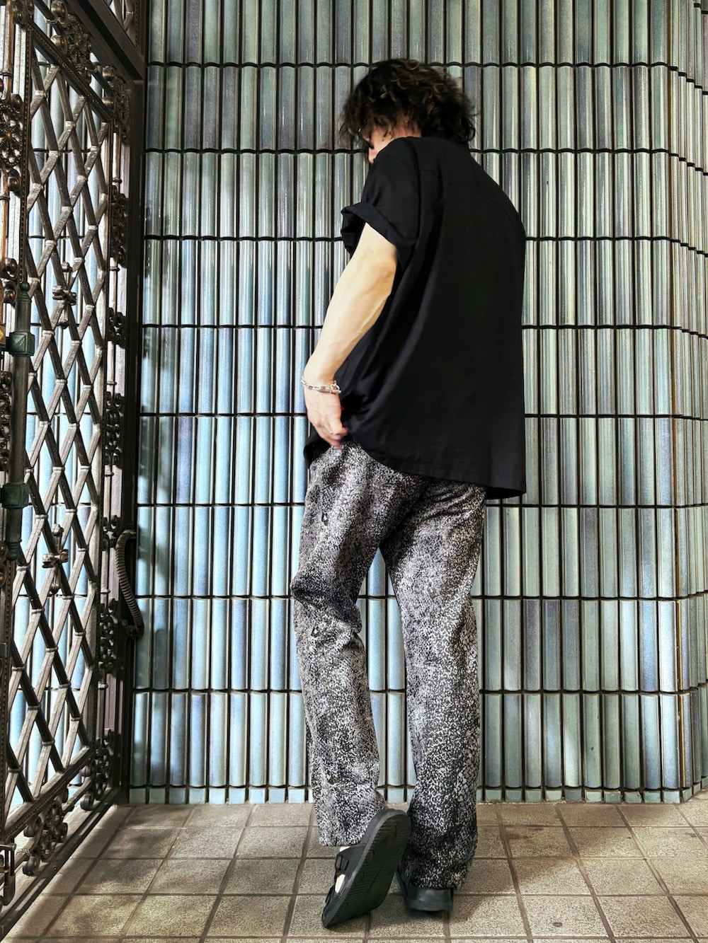 ブラック系のサンダル、ブラック系のシャツ/ブラウス、グレー系のその他パンツを着用したメンズの夏コーディネートの4枚目の写真