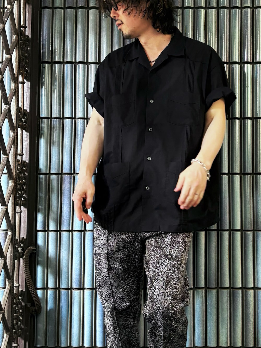 ブラック系のサンダル、ブラック系のシャツ/ブラウス、グレー系のその他パンツを着用したメンズの夏コーディネートの2枚目の写真