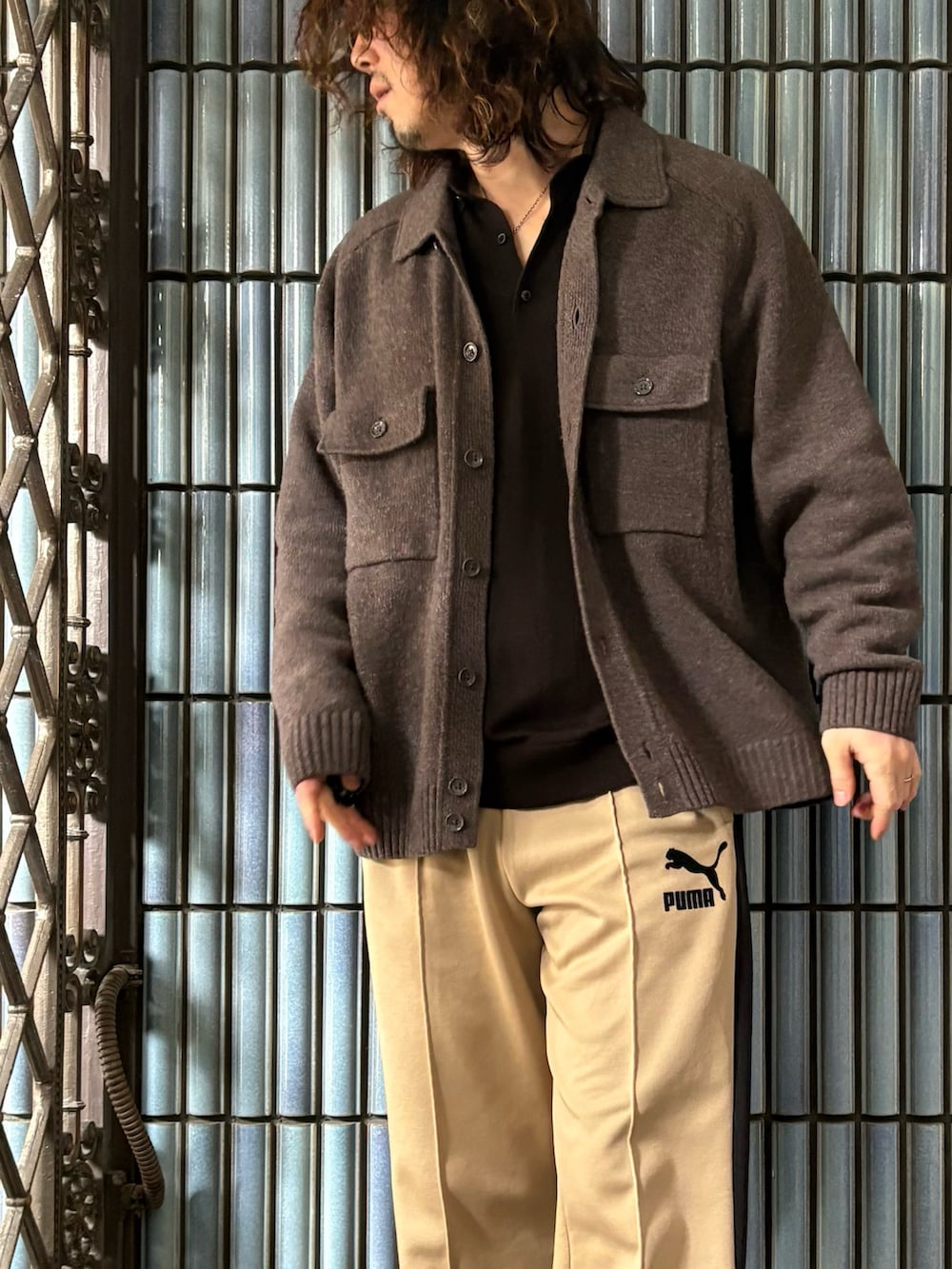 「春コーデ、古着MIX、ニットジャケット、UNIQLO U、ユニクロユー、ユニクロU、PUMA、トラックパンツ、スポーツミックス、ポロニット、ニットポロ、ラインパンツ、大人コーデ、ブラウンコーデ、プーマ」|「UNIQLOのラムニットジャケット(ニット/セーター、ブラウン系)」を使った、KEITA(ΦωΦ)さん(メンズ・182cm)の春コーディネートの2枚目の写真