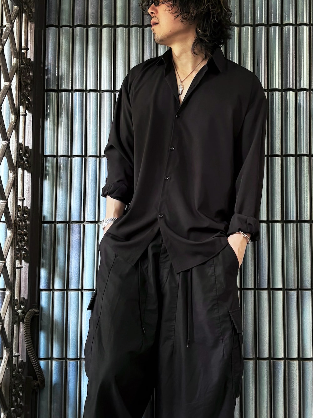 ブラック系のシャツ/ブラウス、ブラック系のカーゴパンツ、ブラック系のローファーを着用したメンズの秋コーディネートの2枚目の写真