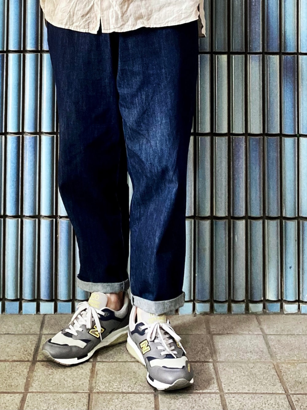 「プレミアムリネンシャツ、リネンシャツ、スタンドカラーシャツ、バンドカラーシャツ、シェフパンツ、デニムパンツ、ワイドデニム、オーバーサイズシャツ、ニューバランス1600、New Balance、NEWBALANCE、白シャツ、白シャツ×デニム、GU、GUコーデ」｜「UNIQLOのプレミアムリネンスタンドカラーシャツ(長袖)（シャツ/ブラウス、ベージュ系）」を使った、KEITA(ΦωΦ)さん（メンズ・182cm）の秋コーディネートの3枚目の写真