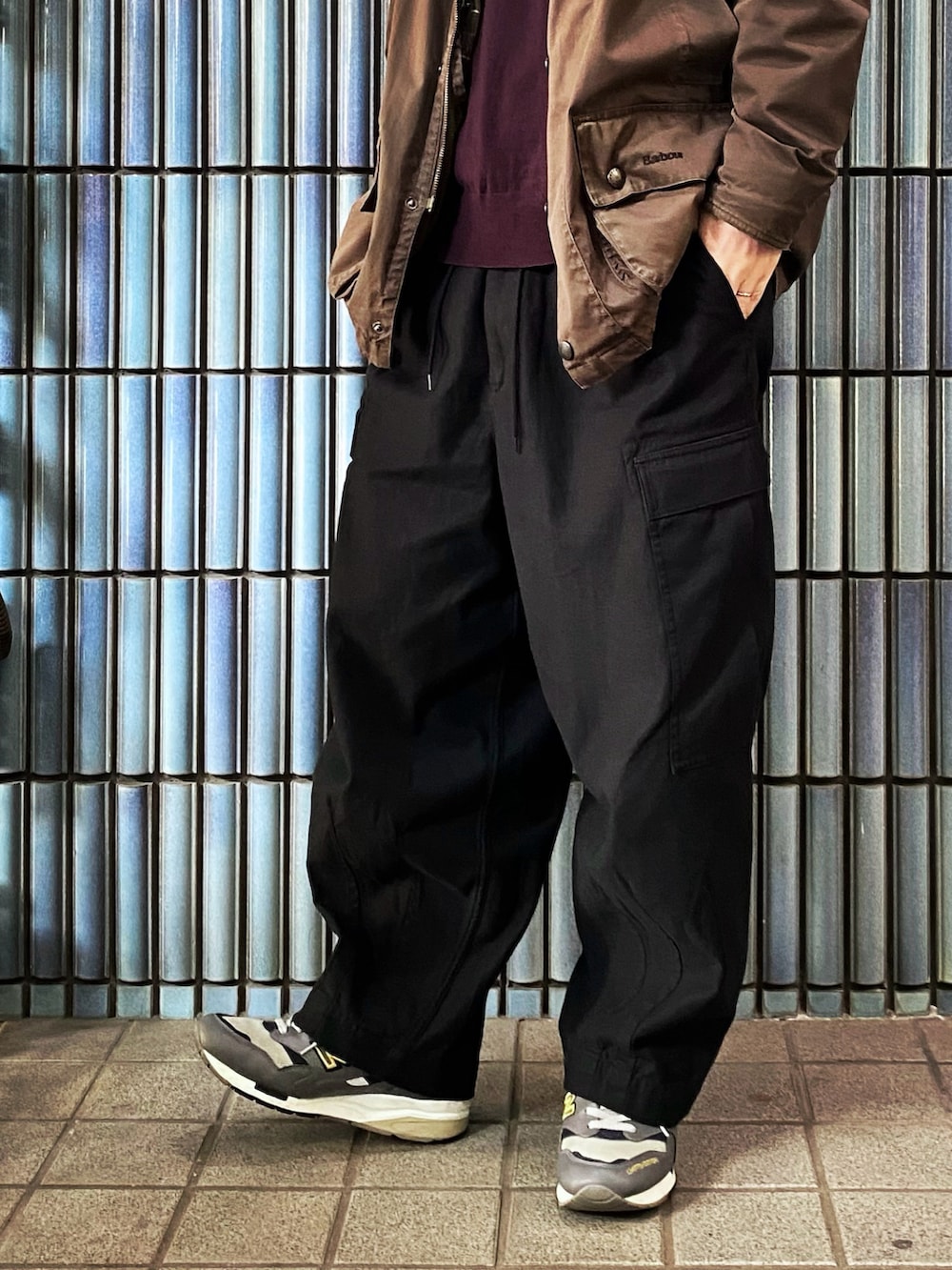 「barbour、バブアー、ビューフォート、Beaufort、ハンティングジャケット、カーゴパンツ、カーゴパンツコーデ、ヒザデルパンツ、ニットポロ、コート、コートスタイル、フリークスストア、FREAK’S STORE、ワイドパンツ、ミリタリージャケット」|「Barbourのアイテム(ステンカラーコート、ブラウン系)」を使った、KEITA(ΦωΦ)さん(メンズ・182cm)の春コーディネートの3枚目の写真