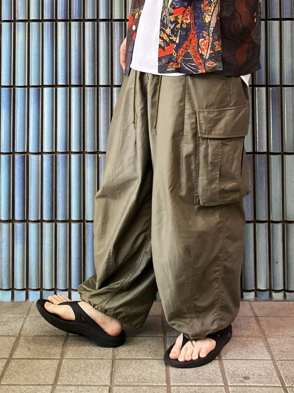 「CHANGE WELL、アロハシャツ、アロハシャツコーデ、NEEDLES、ニードルス、ニードルズ、ヒザデルパンツ、カーゴパンツ、カーゴパンツコーデ、柄シャツ、ガラシャツ、オープンカラーシャツ、oofos、ウーフォス、ワイドカーゴパンツ」｜「CHANGE WELLのアイテム（シャツ/ブラウス、その他）」を使った、KEITA(ΦωΦ)さん（メンズ・182cm）の夏コーディネートの3枚目の写真