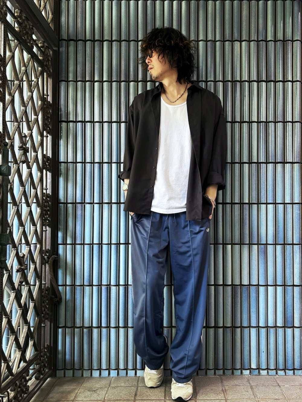 「モノトーン、スポーツミックス、シャツスタイル、白Tシャツ、adidas originals、アディダスオリジナルス、トラックパンツ、トラックパンツコーデ、Gildan、nano・universe、nanouniverse、ナノユニバース、ナノユニバース(nano・universe)、ベッケンバウアー、ラインパンツ」|「NANO universeのビッグドレープシャツ 長袖(シャツ/ブラウス、グレー系)」を使った、KEITA(ΦωΦ)さん(メンズ・182cm)の夏コーディネートの4枚目の写真