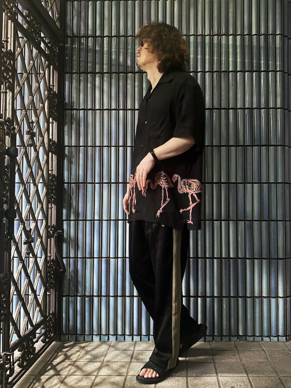 「アツいコーデ全部見せ、お出かけコーデ、古着MIX、シャツスタイル、秋服準備はじめました、alohablossom、アロハブロッサム、アロハシャツ、アロハシャツコーデ、NEEDLES、needles トラックパンツ、ニードルス、ニードルズ、トラックパンツ、トラックパンツコーデ」｜「aloha blossomのアイテム（シャツ/ブラウス、ブラック系）」を使った、KEITA(ΦωΦ)さん（メンズ・182cm）の夏コーディネートの4枚目の写真