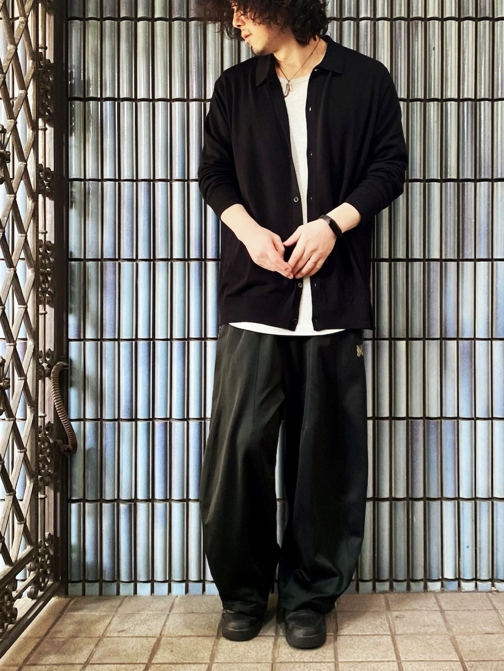 「春服デビュー宣言、ニードルス、ニードルズ、トラックパンツ、NEEDLES、needles トラックパンツ、Needles ニードルズ、ラインパンツ、trackpants、エクストラファインメリノ、ヒザデルパンツ、ヒザデルトラック、エアフォースワン、エアフォース1、ジャージーパンツ」｜「UNIQLOのエクストラファインメリノシャツカーディガン(長袖)（カーディガン/ボレロ、ブラック系）」を使った、KEITA(ΦωΦ)さん（メンズ・182cm）の春コーディネートの4枚目の写真