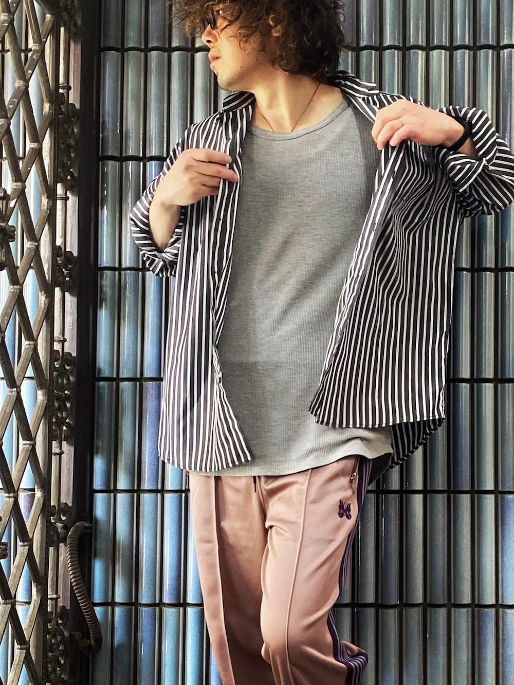 「ストライプシャツ、トラックパンツ、ラインパンツ、NULLTOKYO、NEEDLES、needles トラックパンツ、ニードルス、ニードルストラックパンツ、ニードルズ、スポーツミックス、柄シャツ、MONO-MART、モノマート、シャツスタイル、シャツコーデ」｜「NULLの【NULL】ストライプ＆無地 長袖シャツ（シャツ/ブラウス、ブラック系）」を使った、KEITA(ΦωΦ)さん（メンズ・182cm）の春コーディネートの2枚目の写真
