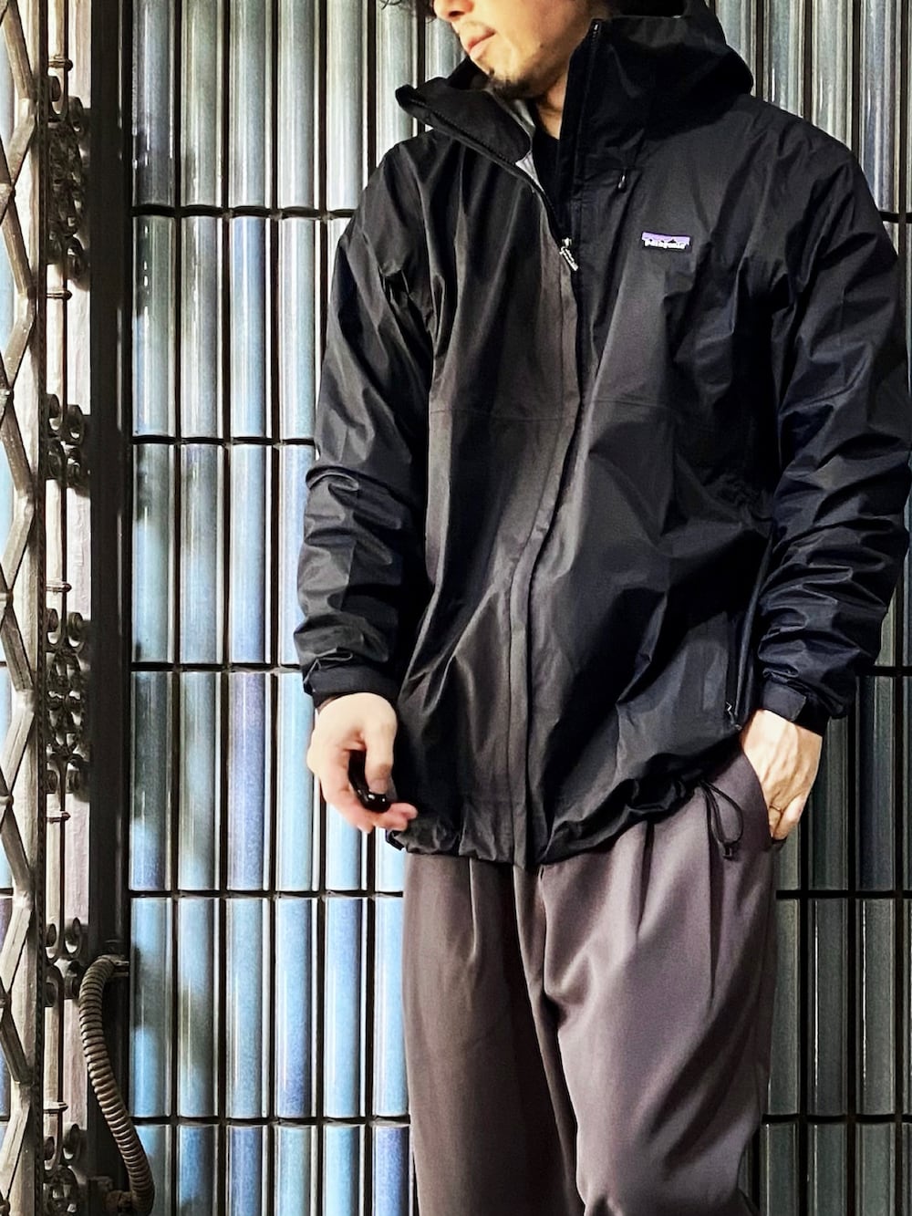 「トレントシェル、パタゴニア、patagonia、WYM、WYM×ATTACHMENT、ATTACHMENT、ワイドスラックス、エアフォースワン、モノトーン、モノトーンコーデ、雨の日コーデ、シェル、オーバーサイズ、アメカジ、アメカジコーデ」｜「patagoniaのMs Torrentshell 3L Jacket（マウンテンパーカー、ブラック系）」を使った、KEITA(ΦωΦ)さん（メンズ・182cm）の冬コーディネートの2枚目の写真