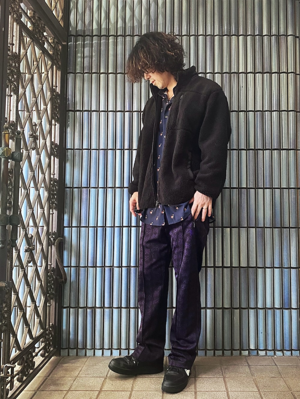 「ファッションを楽しもう、フリース、フリースジャケット、KEITA MARUYAMA、ケイタマルヤマ、ニードルス、ニードルズ、NEEDLES、needles トラックパンツ、トラックパンツ、柄パンツ、柄シャツ、紫パンツ、パープル、パープル×黒」|「KEITA MARUYAMAの【KEITA MARUYAMA】アソート柄シャツ(シャツ/ブラウス、ブルー系)」を使った、KEITA(ΦωΦ)さん(メンズ・182cm)の秋コーディネートの2枚目の写真