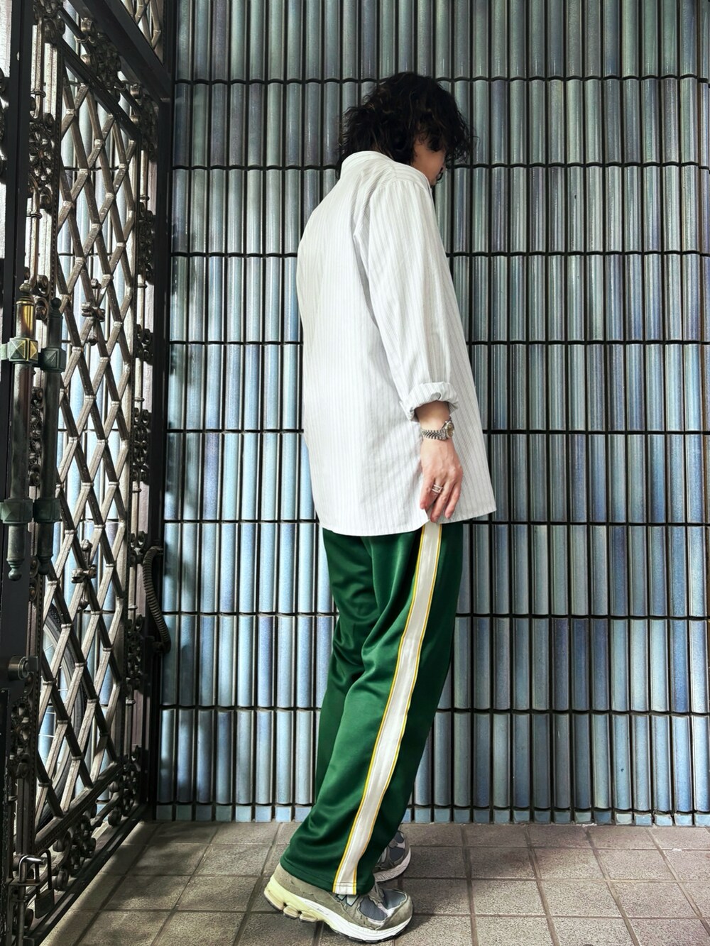 グレー系のシャツ/ブラウス、ホワイト系のタンクトップ、グリーン系のその他パンツを着用したメンズの夏コーディネートの4枚目の写真