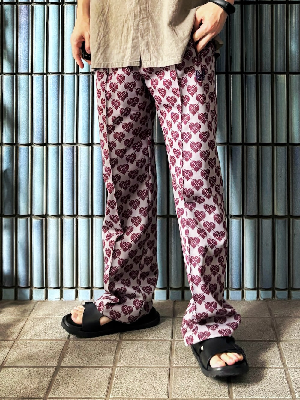 「秋っぽコーデ更新中、古着MIX、淡色コーデ、NEEDLES、needles トラックパンツ、ニードルス、ニードルストラックパンツ、ニードルズ、ハート柄、リネンシャツ、シャツスタイル、レイジブルー(RAGEBLUE)、レイジブルー、RAGEBLUE、柄パンツ」｜「RAGEBLUEのリネン混ロングシャツ/876019（シャツ/ブラウス、グリーン系）」を使った、KEITA(ΦωΦ)さん（メンズ・182cm）の秋コーディネートの3枚目の写真