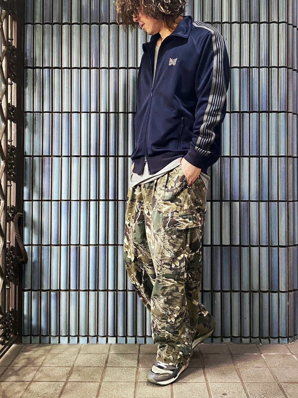 「NEEDLES、ニードルス、ニードルズ、トラックジャケット、トラックトップ、ARKnets、迷彩パンツ、カモフラ、カモフラパンツ、カーゴパンツ、カーゴパンツコーデ、フリークスストア、FREAK’S STORE、ジャージ、スポーツミックス」|「Needlesの【ONLY ARK】別注 Track Jacket - Poly Smooth -(その他アウター、ブルー系)」を使った、KEITA(ΦωΦ)さん(メンズ・182cm)の冬コーディネートの4枚目の写真