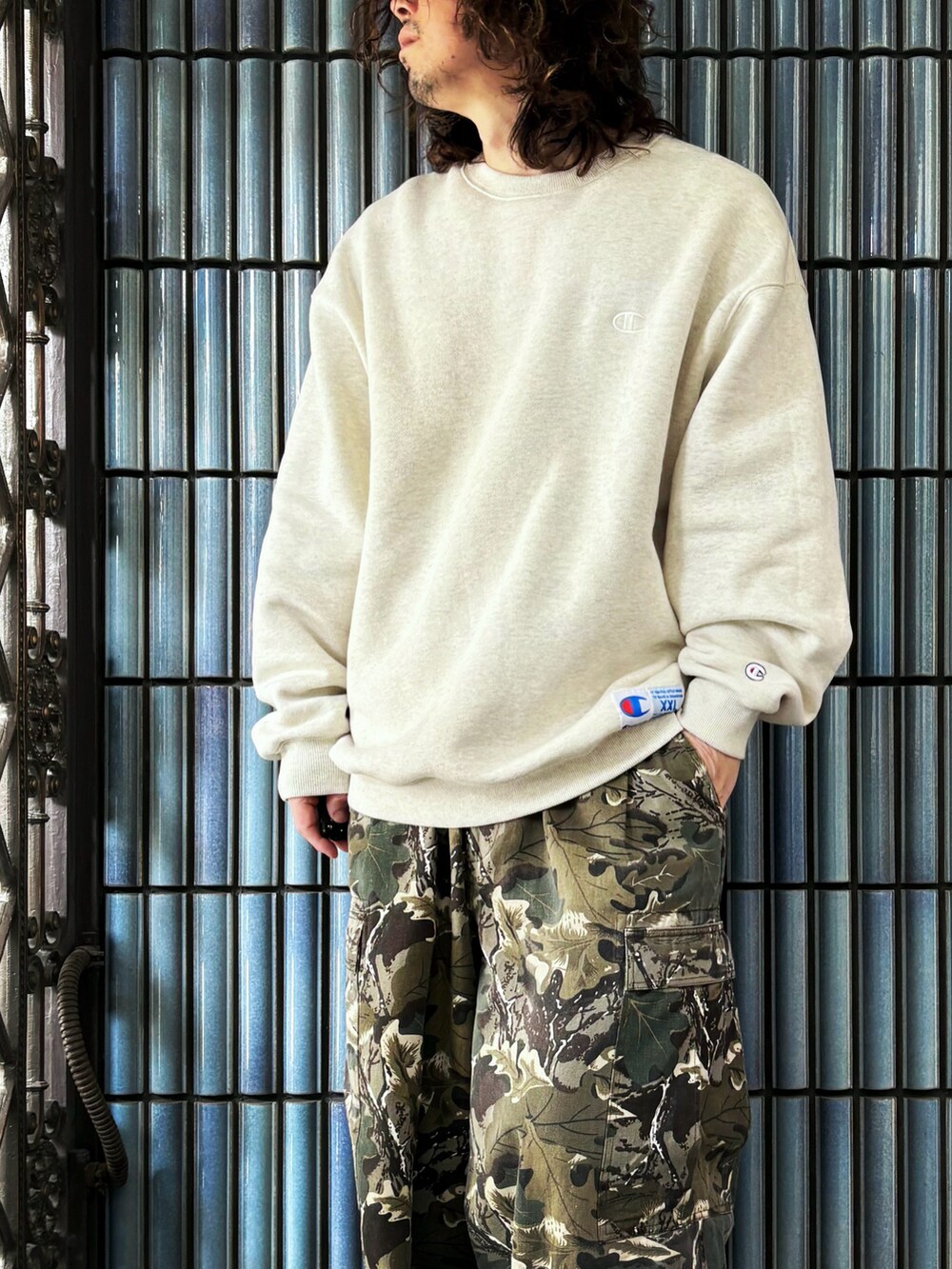 「春めき満開コーデ、スポーツミックス、古着MIX、春コーデ、Champion、チャンピオン、スウェット、スウェットコーデ、カーゴパンツ、カーゴパンツコーデ、オートミール、カモフラパンツ、柄パンツ、ミリタリーパンツ、ミリタリーコーデ」｜「Championの【Champion/チャンピオン】メンズ アクションスタイル クルーネックスウェットシャツ（スウェット、ベージュ系）」を使った、KEITA(ΦωΦ)さん（メンズ・182cm）の春コーディネートの2枚目の写真