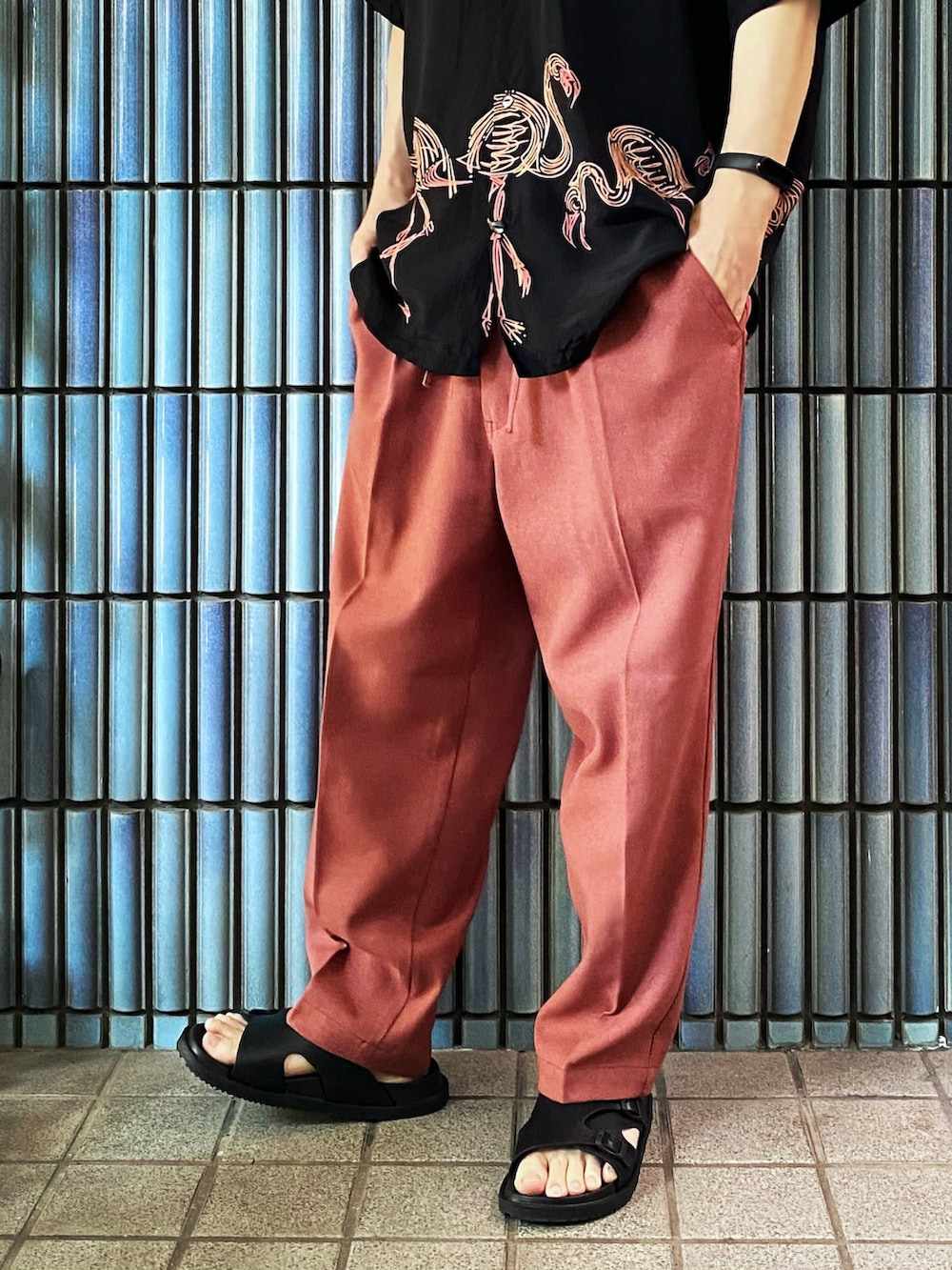 「秋っぽコーデ更新中、めがね、メガネ男子、アロハシャツ、アロハシャツコーデ、アロハブロッサム、alohablossom、フラミンゴ、フラミンゴ柄、LEE、ピンクパンツ、ピンクコーデ、柄シャツ、sublime、リゾートスタイル」|「aloha blossomのアイテム(シャツ/ブラウス、ブラック系)」を使った、KEITA(ΦωΦ)さん(メンズ・182cm)の秋コーディネートの3枚目の写真