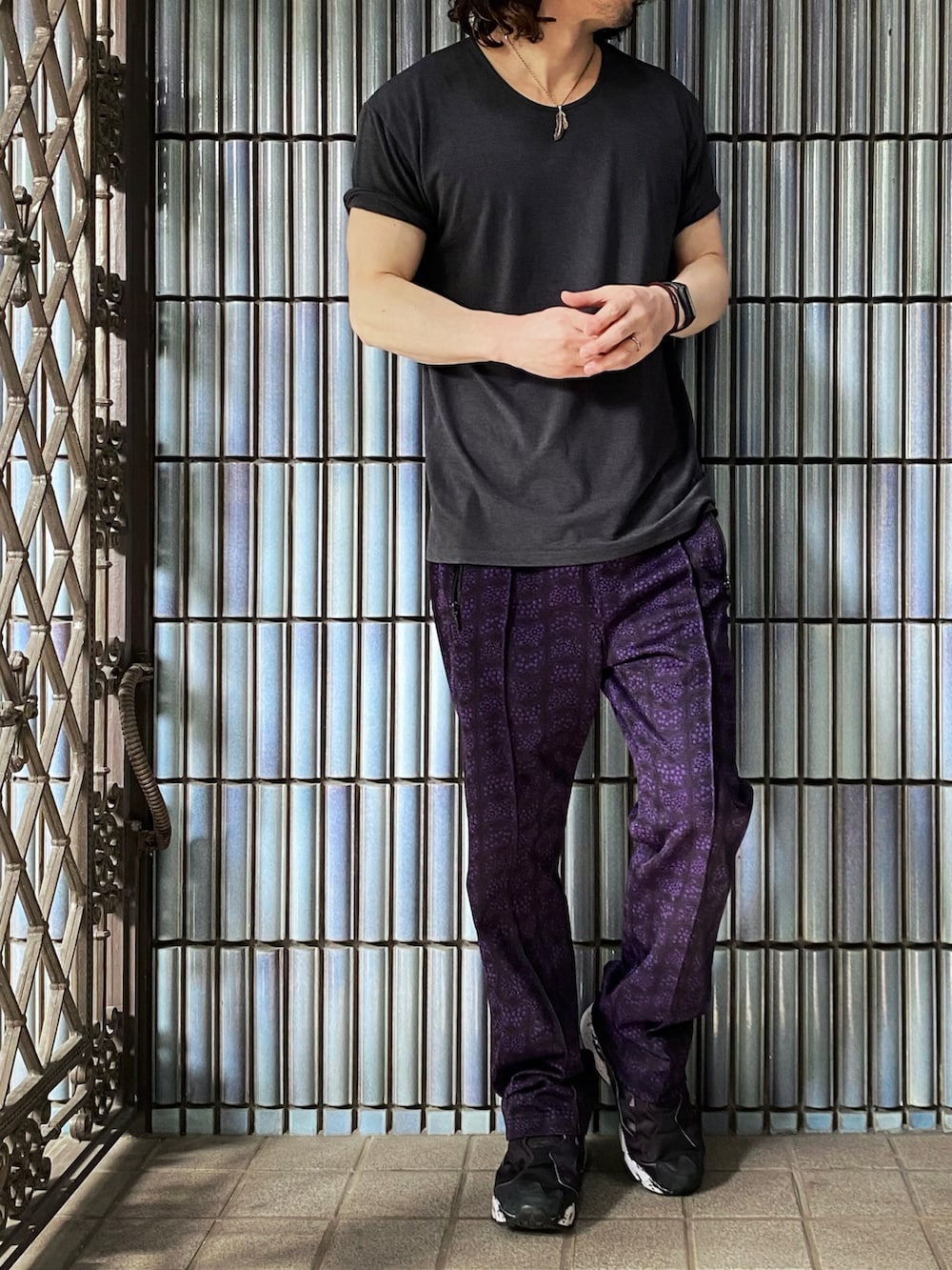 「NEEDLES、needles トラックパンツ、ニードルス、ニードルズ、トラックパンツ、Roshell、ポンプフューリー、スウェットパンツ、ジャージーパンツ、reebok、JIGGYS SHOP、無地T、紫パンツ、パープルコーデ、パープル」｜「Needlesのアイテム（その他パンツ、パープル系）」を使った、KEITA(ΦωΦ)さん（メンズ・182cm）の春コーディネートの4枚目の写真