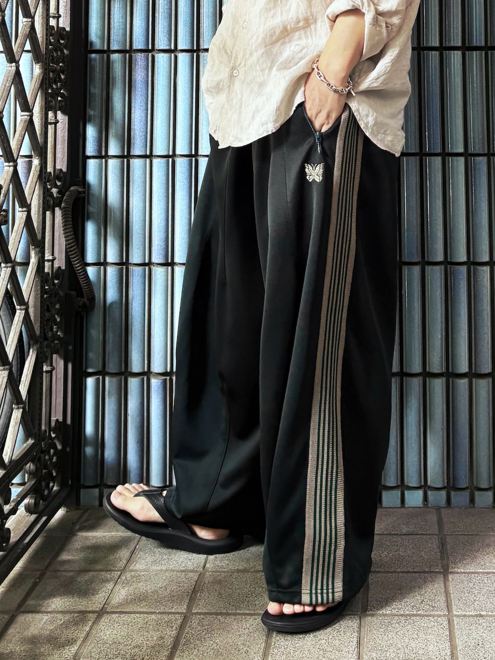 ブラック系のサンダル、ベージュ系のシャツ/ブラウス、グリーン系のその他パンツを着用したメンズの秋コーディネートの3枚目の写真