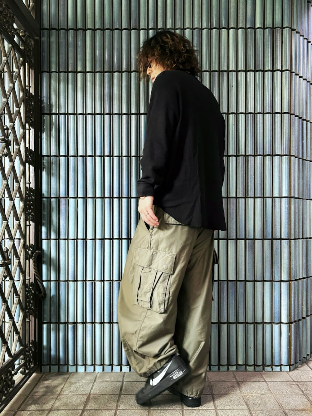 「古着MIX、日常に魔法を、ヘンリーネック、ヘンリーネックTシャツ、カーゴパンツ、カーゴパンツコーデ、NEEDLES、ニードルス、ニードルズ、ミリタリー、ミリタリーコーデ、ミリタリーパンツ、カーキ×黒、エアフォースワン、エアフォース1」|「UNIQLOのワッフルヘンリーネックT(長袖)(Tシャツ/カットソー、ブラック系)」を使った、KEITA(ΦωΦ)さん(メンズ・182cm)の秋コーディネートの4枚目の写真