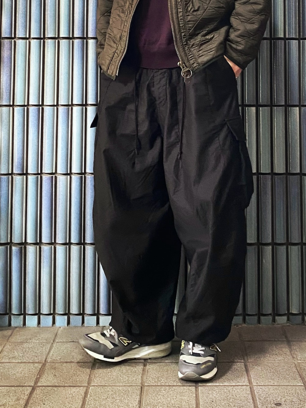 「barbour、バブアー、キルティングジャケット、NEEDLES、ニードルス、ニードルズ、ヒザデルパンツ、カーゴパンツ、カーゴパンツコーデ、ミリタリー、ミリタリーコーデ、ニットポロ、エクストラファインメリノ、長袖ポロシャツ、ワイドカーゴパンツ」｜「Barbourのアイテム（ミリタリージャケット、グリーン系）」を使った、KEITA(ΦωΦ)さん（メンズ・182cm）の冬コーディネートの3枚目の写真