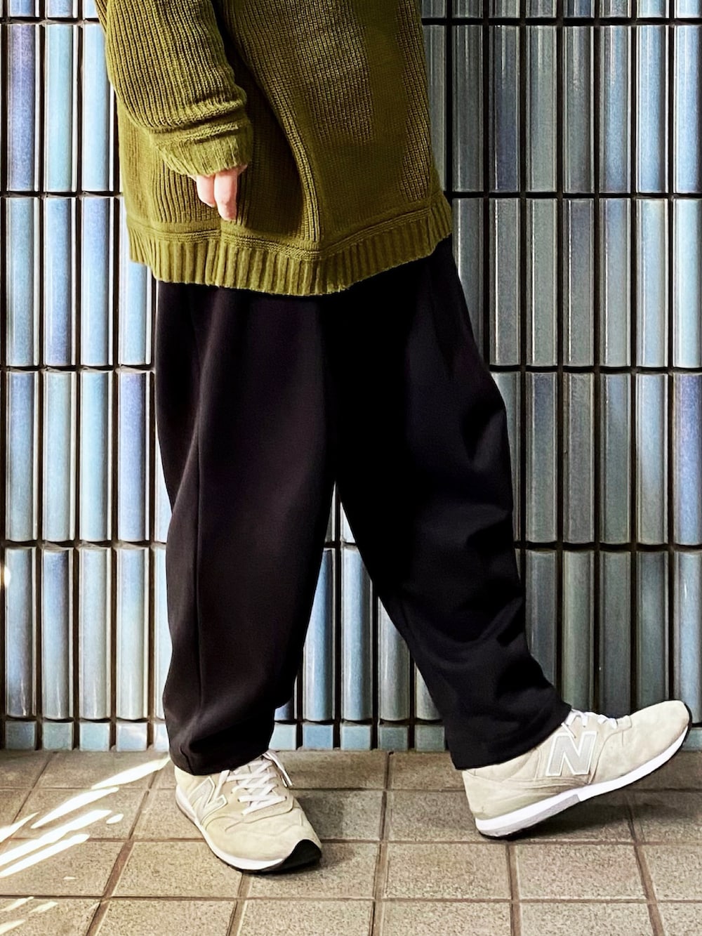 「オーバーサイズ、オーバーサイズニット、Revo.、UNIQLO U、UNIQLOU、ユニクロユー、ユニクロU、スウェットパンツ、スウェットギャザーパンツ、畦編み、グリーン、グリーンコーデ、ミリタリーコーデ、カーキニット、カーキ」｜「Revo.の［ZOZO限定］Revo. ビッグシルエット 畦編み クルーネックニット（ニット/セーター、グリーン系）」を使った、KEITA(ΦωΦ)さん（メンズ・182cm）の春コーディネートの3枚目の写真
