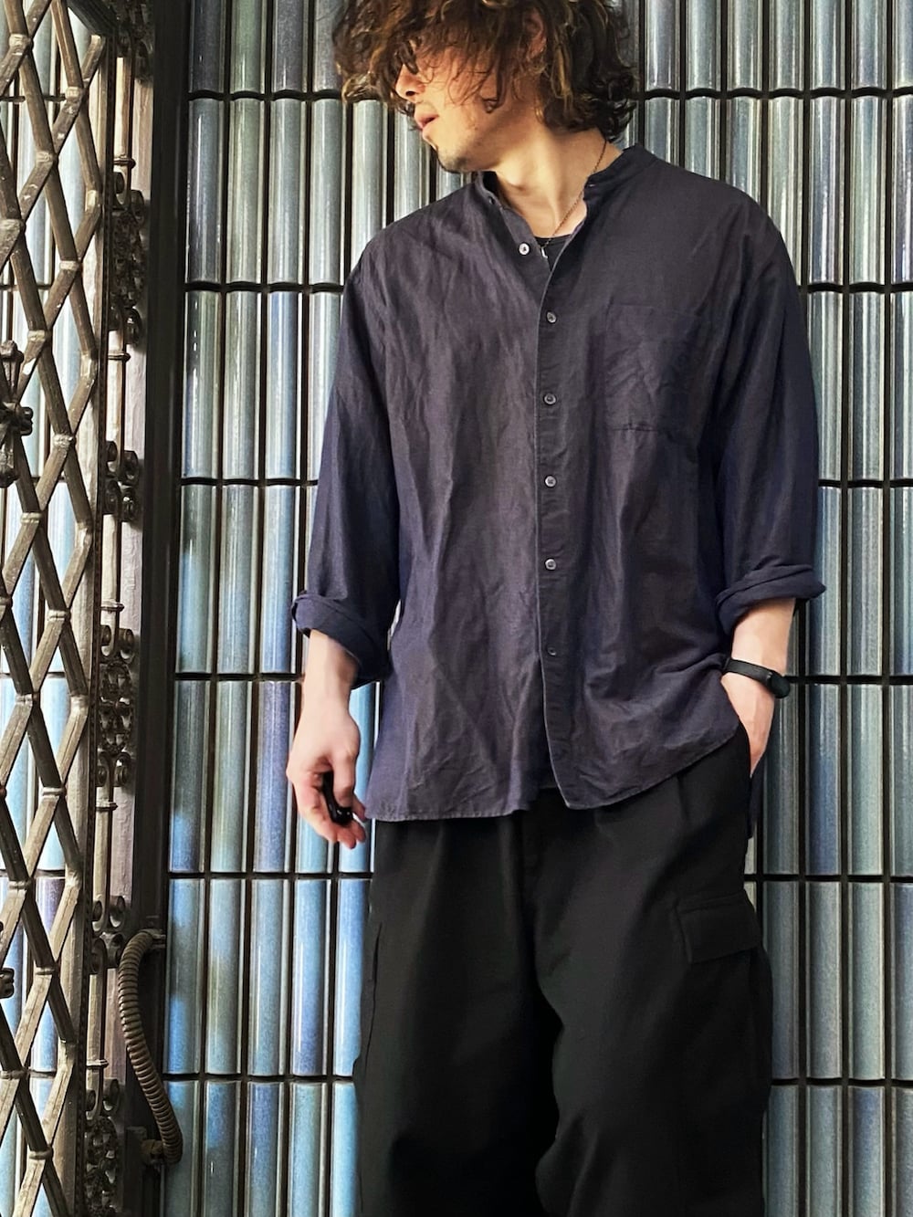 「シンプルコーデ、古着MIX、シャツスタイル、ニードルス、ニードルズ、NEEDLES、ヒザデルパンツ、カーゴパンツ、カーゴパンツコーデ、プチプラ、プチプラコーデ、ネイビー、ネイビーコーデ、リネンシャツ、大人カジュアル」｜「UNIQLOのプレミアムリネンシャツ（長袖）（シャツ/ブラウス、ブラック系）」を使った、KEITA(ΦωΦ)さん（メンズ・182cm）の春コーディネートの2枚目の写真