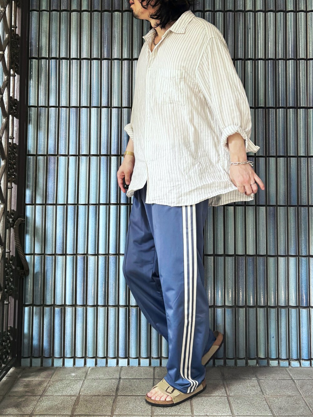 ブルー系のスウェットパンツ、ベージュ系のサンダル、ホワイト系のシャツ/ブラウスを着用したメンズの夏コーディネートの4枚目の写真