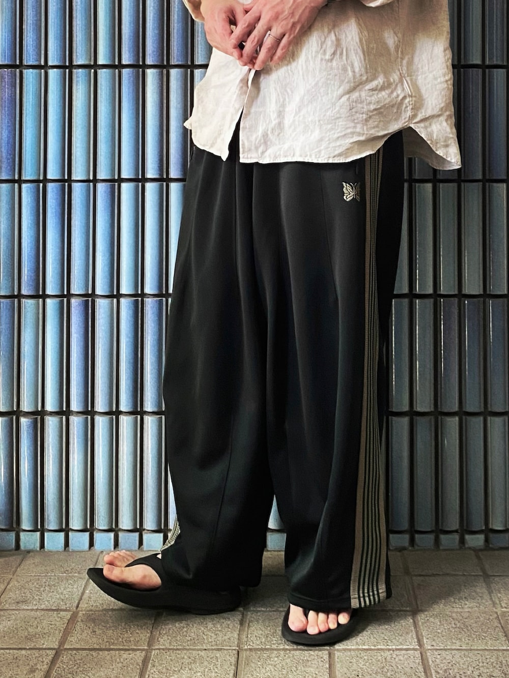 「NEEDLES、needles トラックパンツ、ニードルズ、ニードルス、トラックパンツ、ヒザデルパンツ、ヒザデルトラック、白シャツ、oofos、ウーフォス、グリーン、グリーンコーデ、グリーンパンツ、緑パンツ、緑」｜「UNIQLOのプレミアムリネンスタンドカラーシャツ(長袖)（シャツ/ブラウス、ベージュ系）」を使った、KEITA(ΦωΦ)さん（メンズ・182cm）の秋コーディネートの3枚目の写真