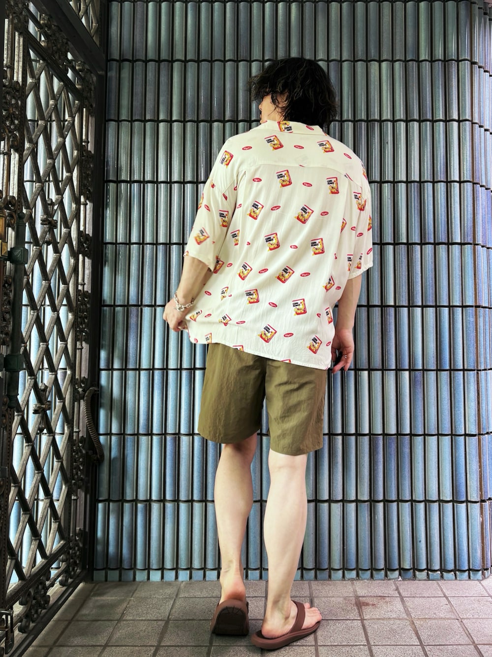 ブラウン系のサンダル、ベージュ系のその他パンツ、ホワイト系のシャツ/ブラウスを着用したメンズの秋コーディネートの4枚目の写真