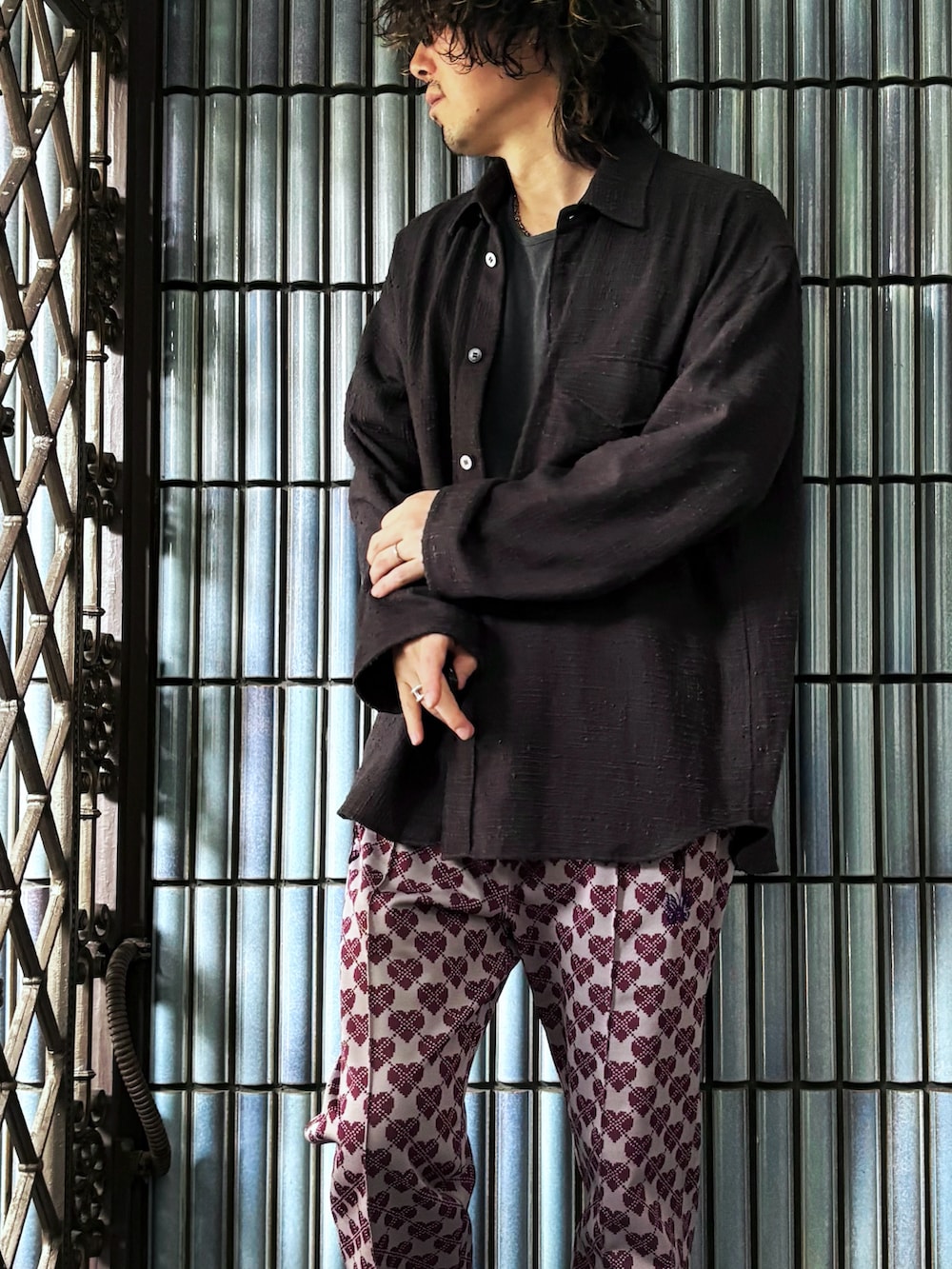 ブラック系のスニーカー、ブラック系のシャツ/ブラウス、その他のTシャツ/カットソーを着用したメンズの秋コーディネートの2枚目の写真