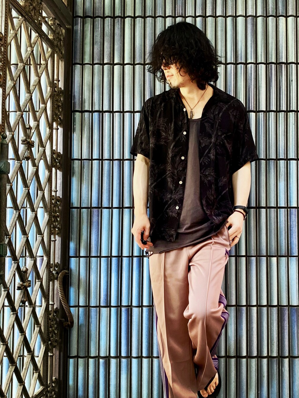 「アロハシャツ、トラックパンツ、ニードルス、ニードルズ、NEEDLES、needles トラックパンツ、JIGGYS SHOP、ラインパンツ、スポーツミックス、柄シャツ、柄パンツ、WEGO、oofos、タンクトップ、オープンカラーシャツ」|「jiggys shopのアロハシャツ(シャツ/ブラウス、その他)」を使った、KEITA(ΦωΦ)さん(メンズ・182cm)の秋コーディネートの5枚目の写真