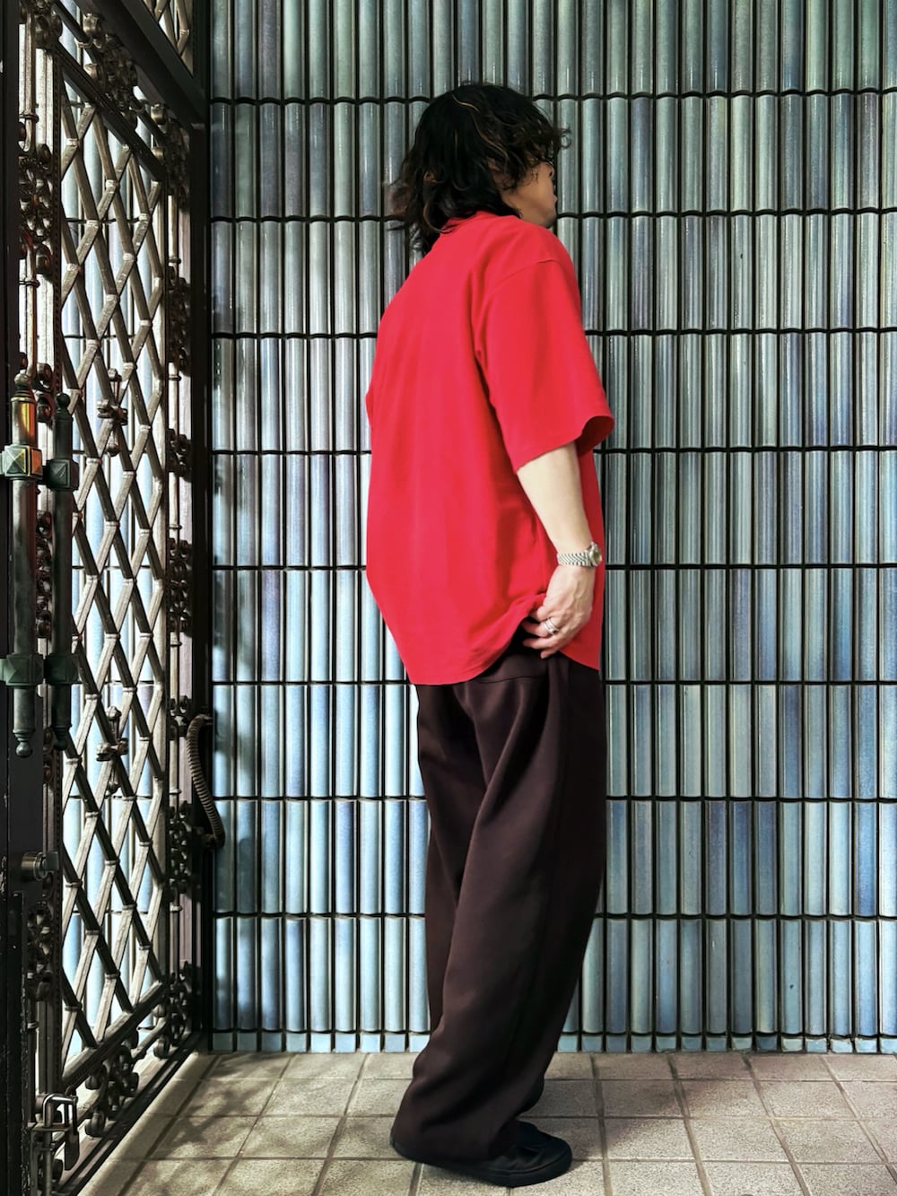 「サングラス、シャツスタイル、ピンクシャツ、ワイドパンツ、初夏コーデ、HEALTH、赤シャツ、UNIQLO C、ユニクロシー、ユニクロC、スウェットワイドパンツ、スウェットパンツ、スウェットコーデ、ポロシャツ、ブラウンコーデ」｜「HEALTHのHEALTH/ヘルス/Summer Shirts #4/サマーシャツ（シャツ/ブラウス、レッド系）」を使った、KEITA(ΦωΦ)さん（メンズ・182cm）の春コーディネートの4枚目の写真