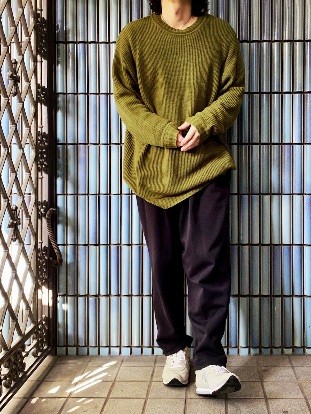 「オーバーサイズ、オーバーサイズニット、Revo.、UNIQLO U、UNIQLOU、ユニクロユー、ユニクロU、スウェットパンツ、スウェットギャザーパンツ、畦編み、グリーン、グリーンコーデ、ミリタリーコーデ、カーキニット、カーキ」｜「Revo.の［ZOZO限定］Revo. ビッグシルエット 畦編み クルーネックニット（ニット/セーター、グリーン系）」を使った、KEITA(ΦωΦ)さん（メンズ・182cm）の春コーディネートの4枚目の写真