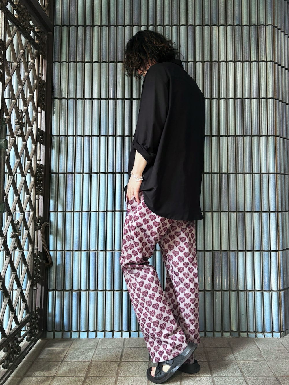 ブラック系のサンダル、ブラック系のシャツ/ブラウス、ピンク系のその他パンツを着用したメンズの夏コーディネートの4枚目の写真