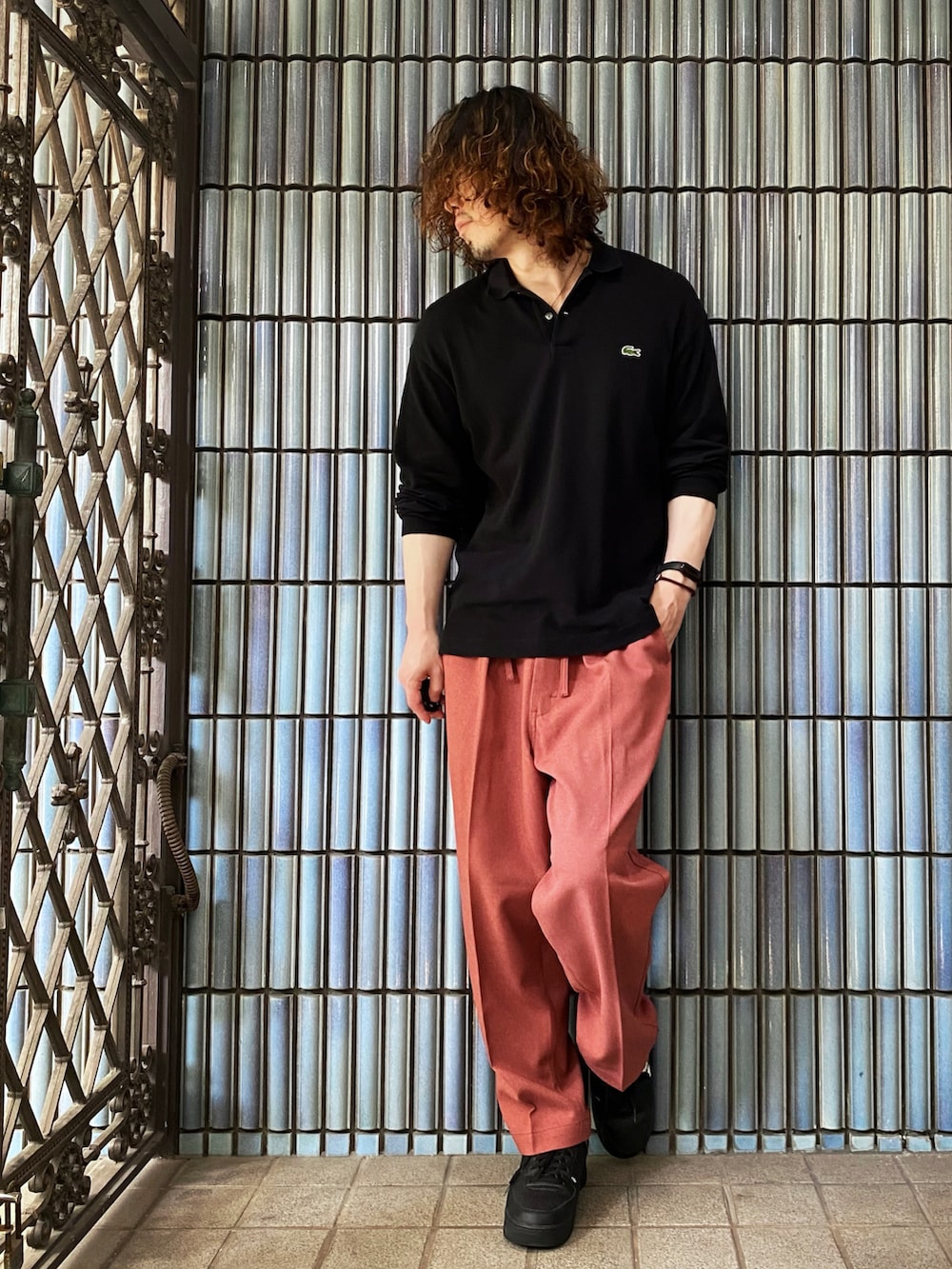 「このスタイルがお気に入り、ラコステ、ラコステ(LACOSTE)、LACOSTE、ポロシャツ、ポロシャツコーデ、長袖ポロシャツ、LEE、Lee、スタプレ、ピンク、ピンクコーデ、ピンクパンツ、オレンジパンツ、赤パンツ」｜「LACOSTEの【別注】 ＜LACOSTE（ラコステ）＞ WIDE LONG SLEEVE POLOSHIRTS/ポロシャツ ◆（ポロシャツ、ブラック系）」を使った、KEITA(ΦωΦ)さん（メンズ・182cm）の夏コーディネートの2枚目の写真