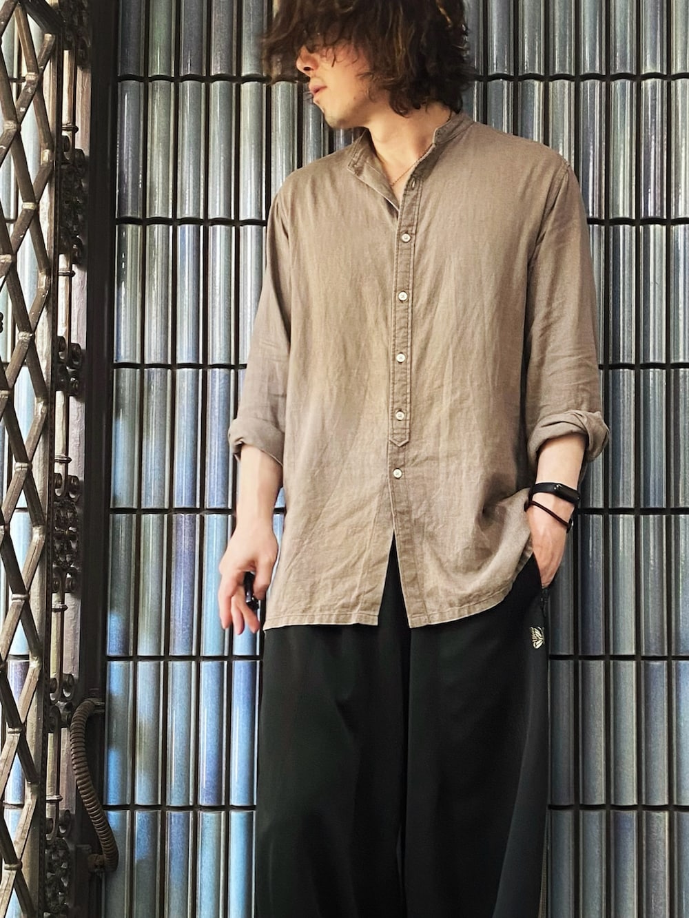 「さらっと晴れやかスナップ、フェスコーデ、きれいめカジュアル、プチプラ、NEEDLES、needles トラックパンツ、Needles ニードルズ、ニードルス、ニードルズ、RAGEBLUE、レイジブルー、トラックパンツ、ラインパンツ、ヒザデルパンツ、リネンシャツ」｜「Needlesの2021FW H.D. Track Pant（その他パンツ、グリーン系）」を使った、KEITA(ΦωΦ)さん（メンズ・182cm）の夏コーディネートの2枚目の写真