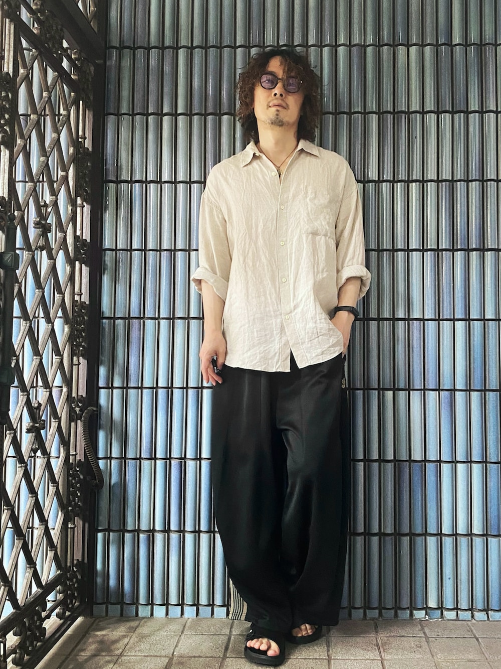 「アウトドアスタイル、秋っぽコーデ更新中、ヒザデルパンツ、ニードルス、ニードルズ、NEEDLES、needles トラックパンツ、ヒザデルトラック、リネンシャツ、フリークスストア、フリークスストア(FREAK'S STORE)、FREAK’S STORE、白シャツ、グリーンパンツ、シャツスタイル」|「FREAK'S STOREの▽Herdmans/ハードマンズ リネンビッグシャツ/ビッグシルエット シャツ(シャツ/ブラウス、ベージュ系)」を使った、KEITA(ΦωΦ)さん(メンズ・182cm)の秋コーディネートの4枚目の写真