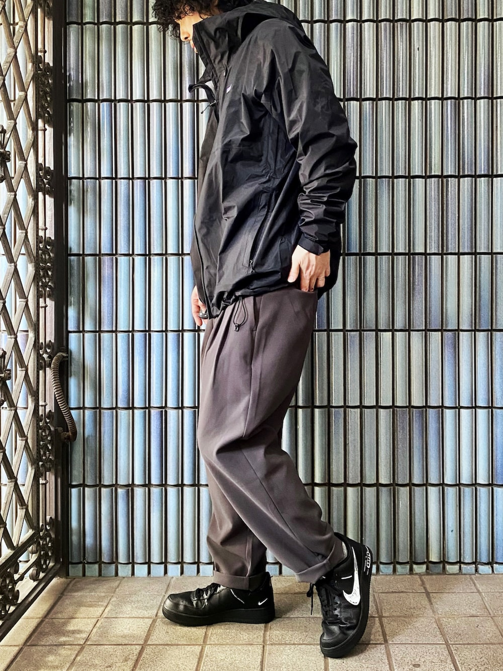 「トレントシェル、パタゴニア、patagonia、WYM、WYM×ATTACHMENT、ATTACHMENT、ワイドスラックス、エアフォースワン、モノトーン、モノトーンコーデ、雨の日コーデ、シェル、オーバーサイズ、アメカジ、アメカジコーデ」｜「patagoniaのMs Torrentshell 3L Jacket（マウンテンパーカー、ブラック系）」を使った、KEITA(ΦωΦ)さん（メンズ・182cm）の冬コーディネートの4枚目の写真