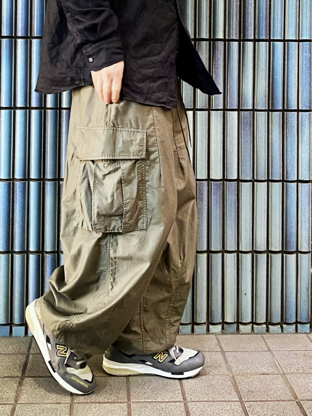 ブラック系のシャツ/ブラウス、グリーン系のカーゴパンツ、グレー系のスニーカーを着用したメンズの秋コーディネートの3枚目の写真