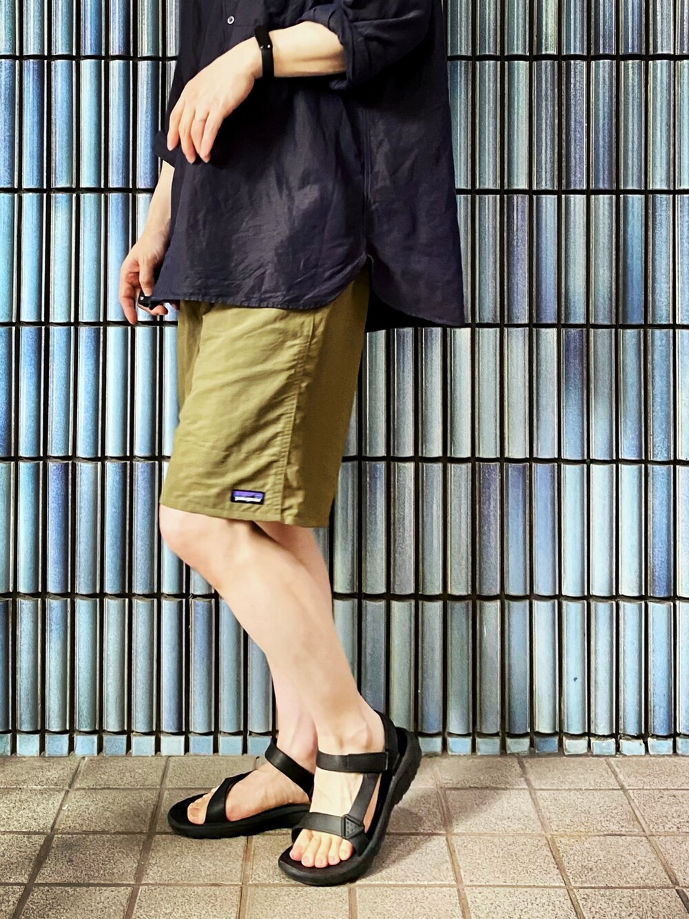 「リネンシャツ、パタゴニア、パタゴニアコーデ、patagonia、ハーフパンツ、ショートパンツ、バギーズショーツ、バギーズロング、オーバーサイズシャツ、teva、30代メンズファッション、40代ファッション、30代コーデ、40代コーデ、30代ファッション」|「UNIQLOのリネンコットンスタンドカラーシャツ(長袖)(シャツ/ブラウス、ブルー系)」を使った、KEITA(ΦωΦ)さん(メンズ・182cm)の夏コーディネートの3枚目の写真