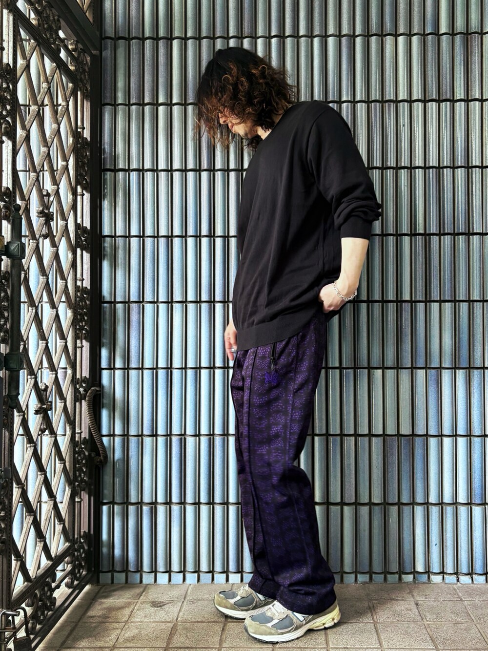 「最近のいい感じコーデ、古着MIX、サマーニット、ニードルス、ニードルズ、NEEDLES、needles トラックパンツ、トラックパンツ、柄パンツ、柄パン、オーバーサイズニット、ニードルストラックパンツ、ロレックス、エルメス、シェーヌダンクル」｜「UNIQLOのウォッシャブルコットンメリノクルーネックセーター（ニット/セーター、ブラック系）」を使った、KEITA(ΦωΦ)さん（メンズ・182cm）の春コーディネートの4枚目の写真
