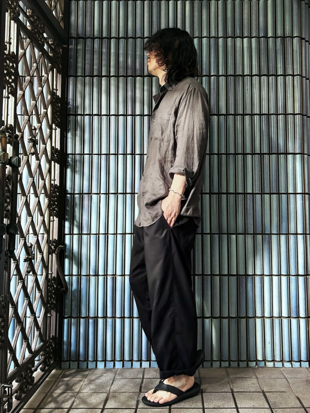 ブラック系のサンダル、ブラック系のその他パンツ、グレー系のシャツ/ブラウスを着用したメンズの秋コーディネートの4枚目の写真