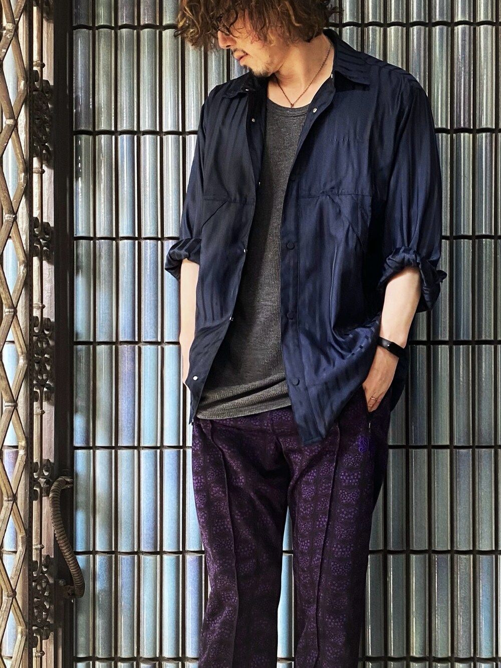 「アディダス、アディダスオリジナルス、adidas、adidas originals、NEEDLES、needles トラックパンツ、trackpants、linepants、トラックパンツ、ラインパンツ、ネイビー、パープル、パープルコーデ、ネイビーコーデ、ストライプシャツ」｜「adidasのアディダス RIFTA シティボーイ 長袖オーバーサイズシャツ / アディダスオリジナルス adidas Originals（シャツ/ブラウス、ブルー系）」を使った、KEITA(ΦωΦ)さん（メンズ・182cm）の春コーディネートの2枚目の写真